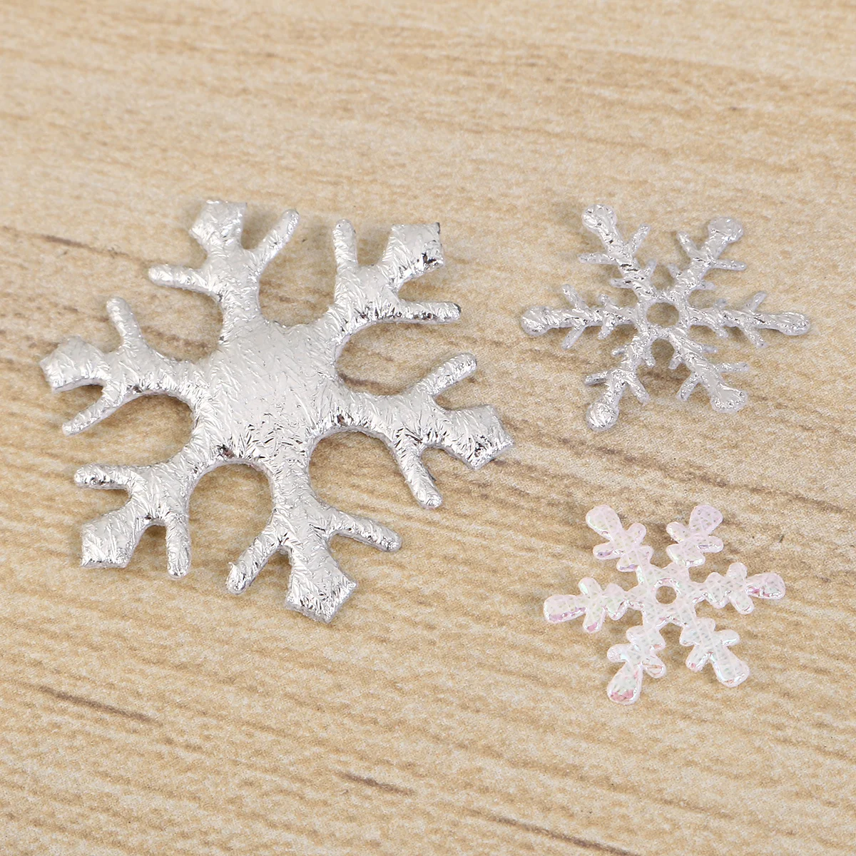 

600Pcs Snowflake Confetti Christmas Decorative Plastic Table Scatter for Party Balloons Fill and Craft DIY Album 2.5cm 2Cm