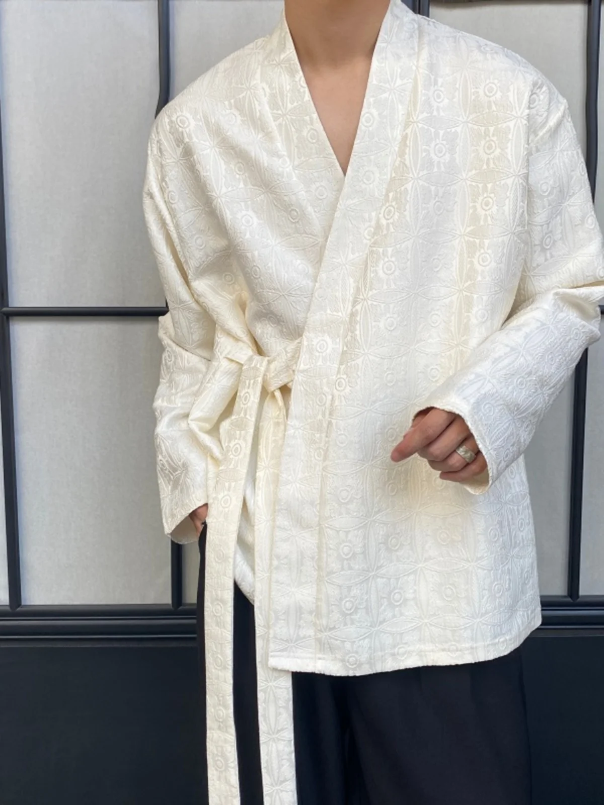 

New Chinese Sle Men's Long Sve V-Ne Embroidered irt Haome Outerwear Robe Sli Youthful Trend Spring 2024