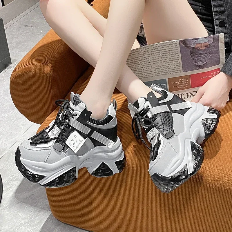 Sepatu kets kulit untuk wanita, sepatu Sneakers hak 10CM, sepatu olahraga Platform leher tinggi, sepatu kasual musim gugur musim semi, sepatu modis divulkanisir wanita