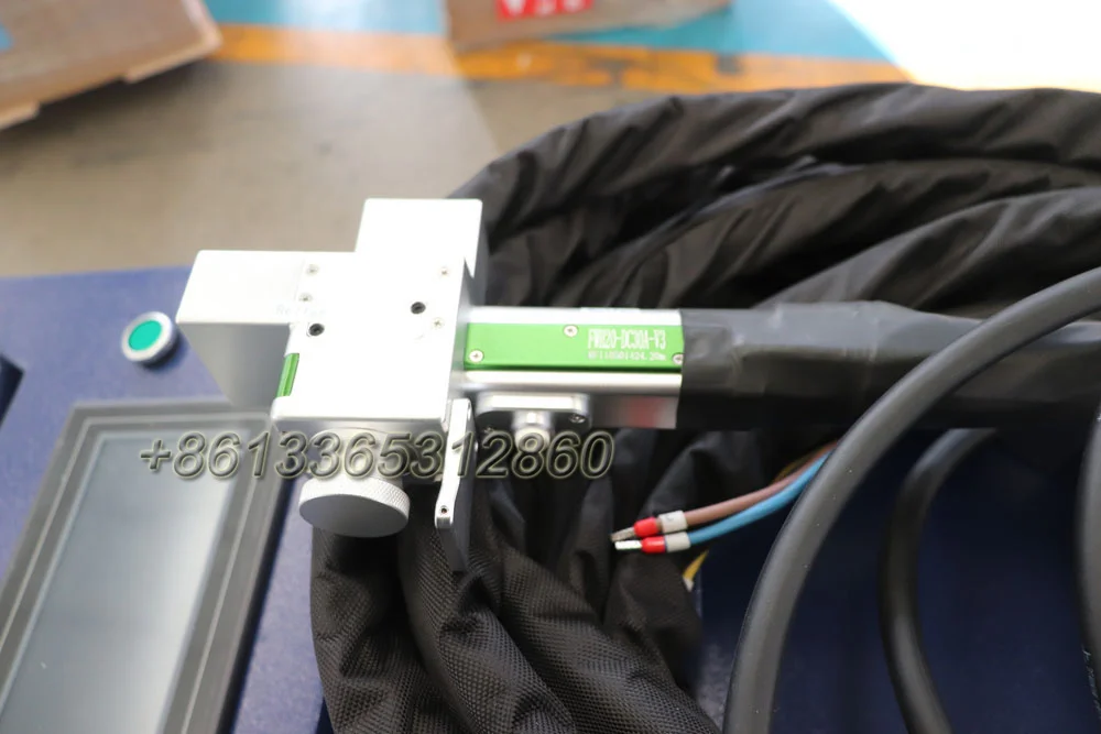 Mesin Pembersih Laser Serat Maxcool 1500w untuk Tipe Portabel dengan Kecepatan Tinggi untuk Grafiti dan Menghilangkan Kerusakan Asap