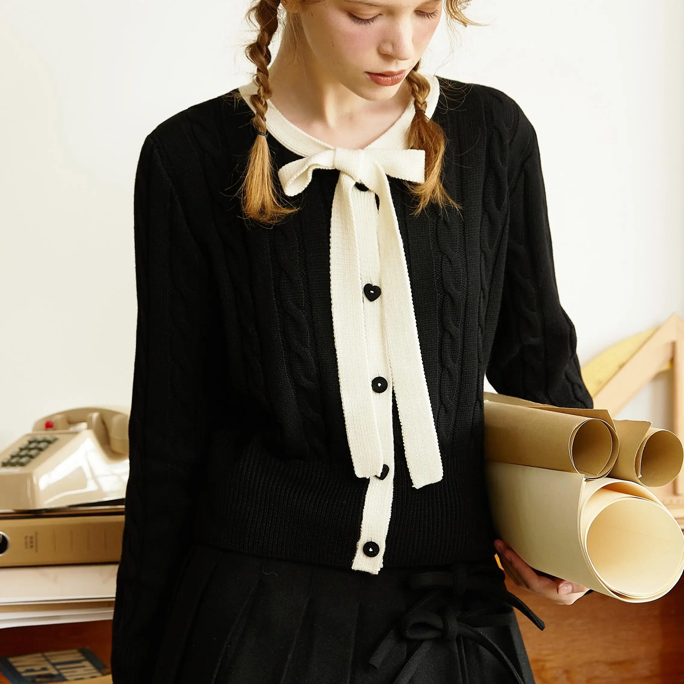 

Original Design En Blanc Bla And White Knitted Woolen Cardigan with Bow Tie Twist Flower Knit Women's Faion Autumn 2024