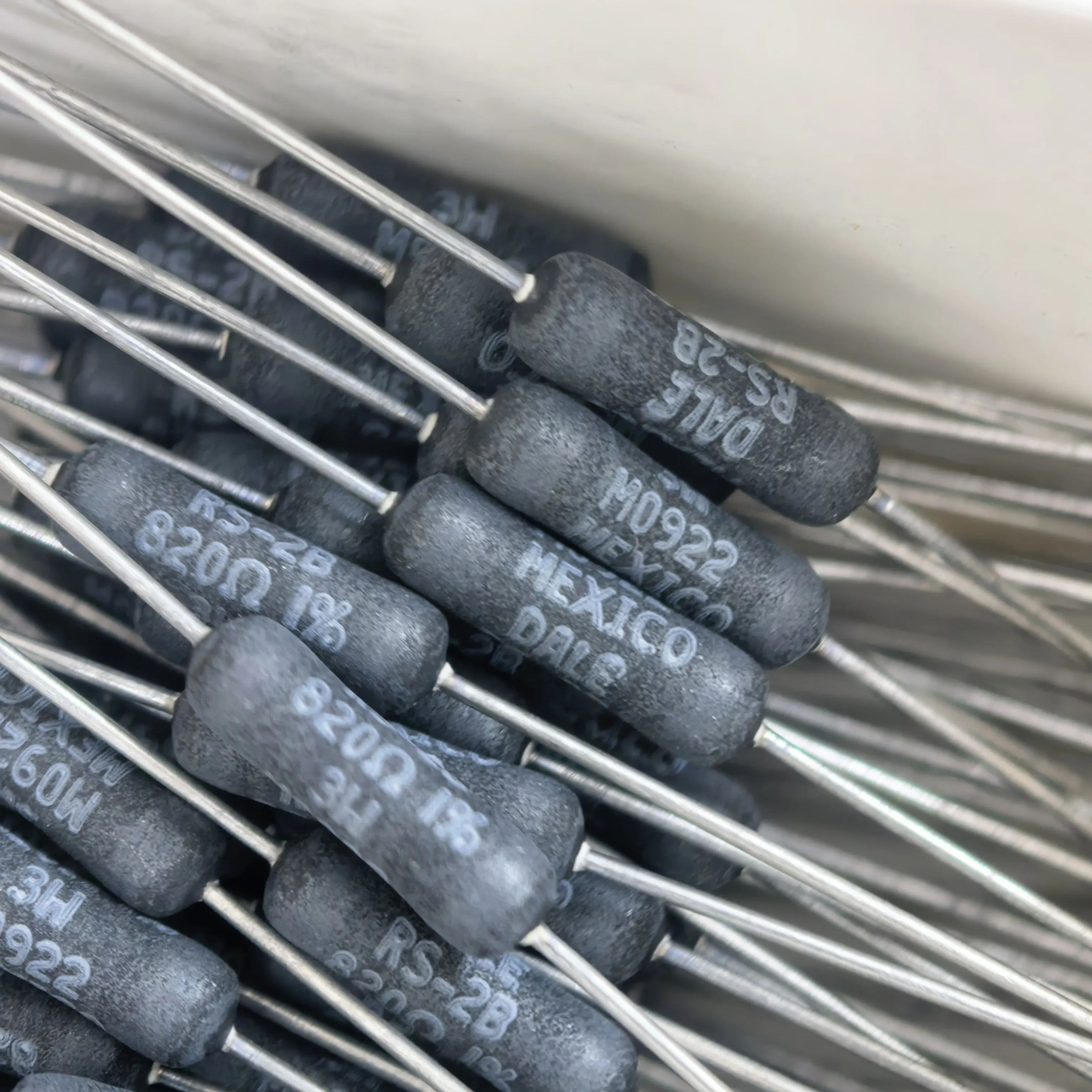 

30 шт./ RS02B820R0FB12 3W 820R 820Ω 1% проволочный аудиорезистор