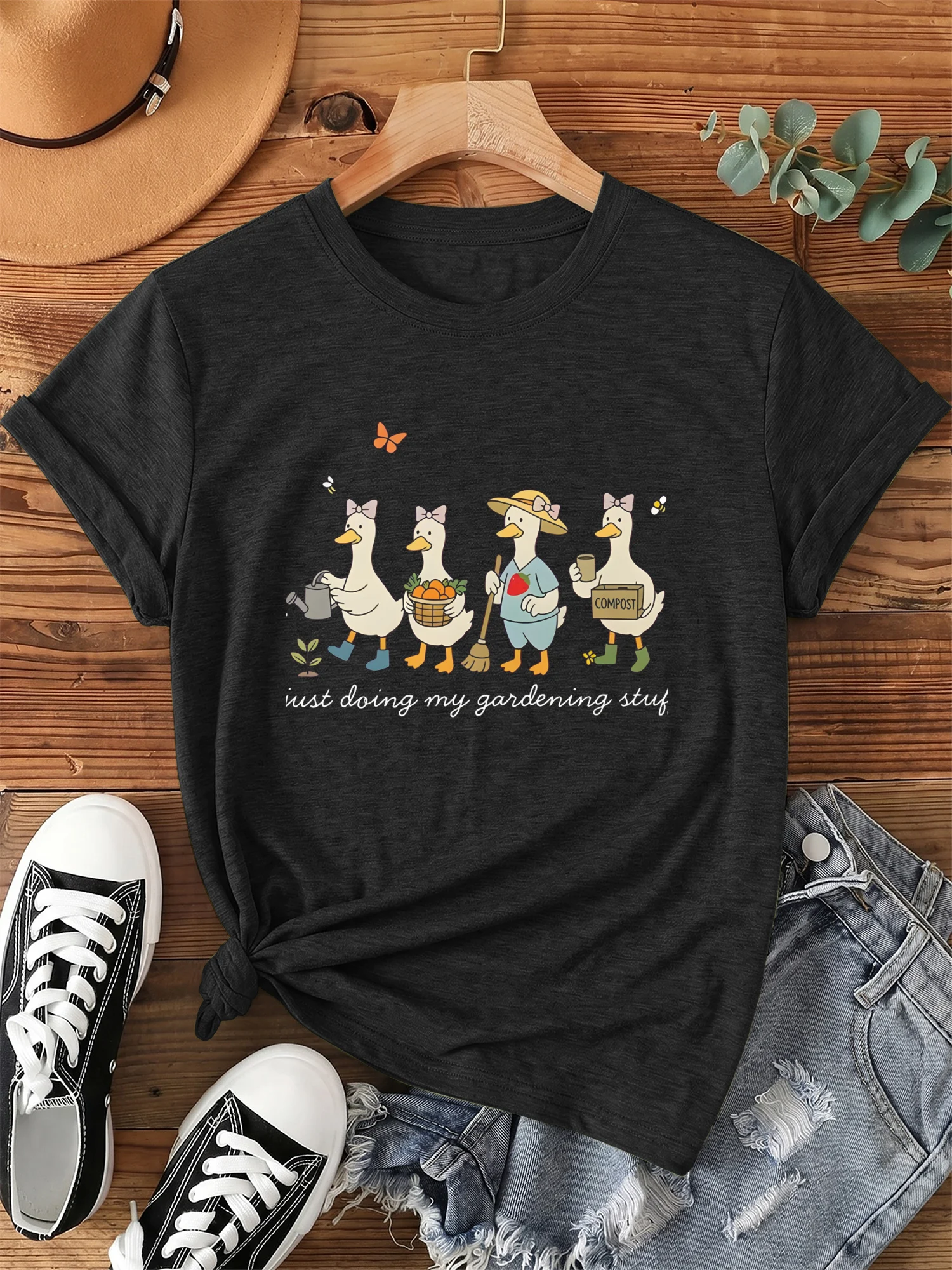 Camiseta de manga corta con cuello redondo para mujer con estampado de pato de dibujos animados, mariposa naranja y texto de "Just Doing My Gardening Stuff", top informal suave y cómodo para uso diario, vacaciones, actividades al aire libre, regalo, envío local