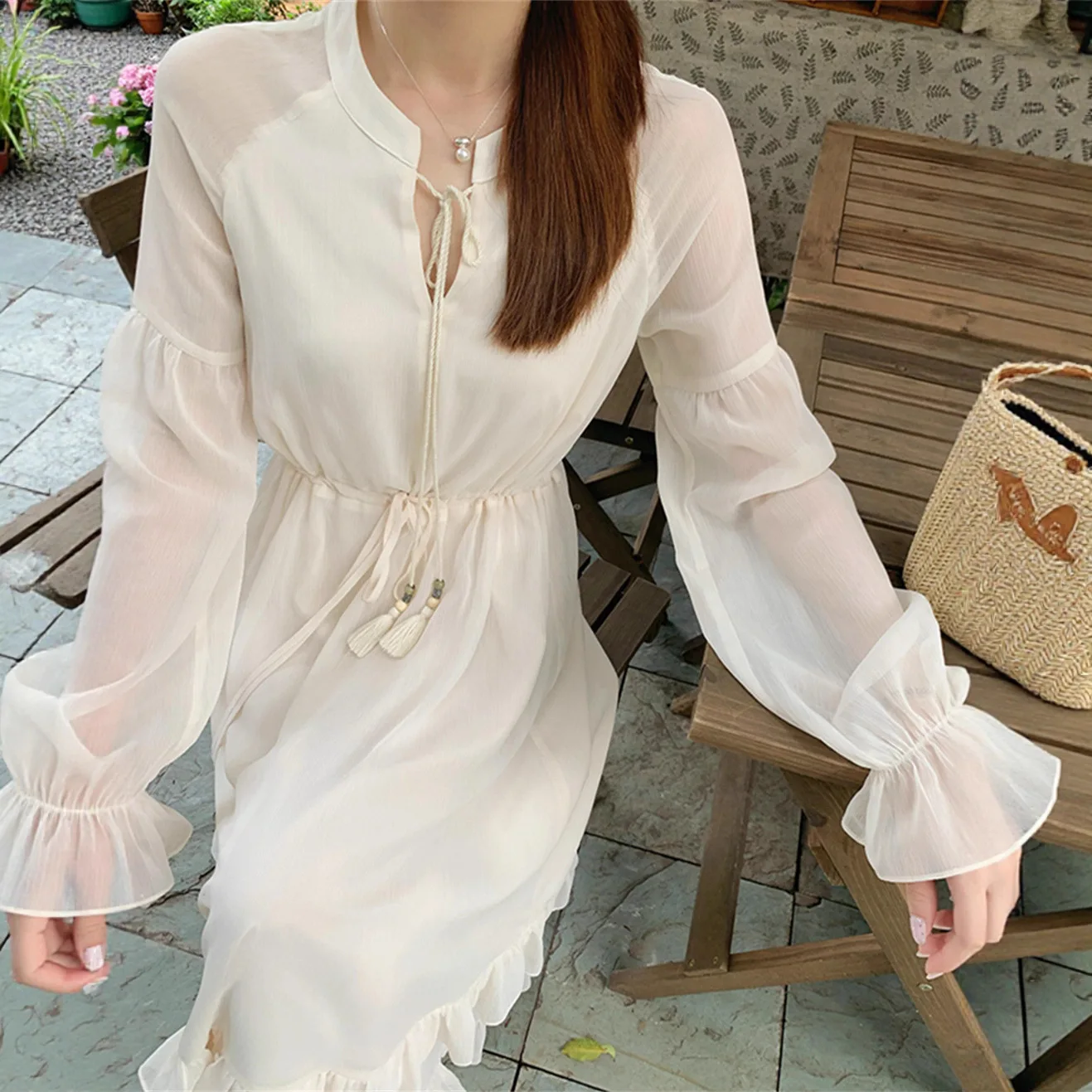 

Милое раннее осеннее, нежное и стильное платье в корейском стиле с завязанной талией и эффектом похудения, длинная юбка с кружевом