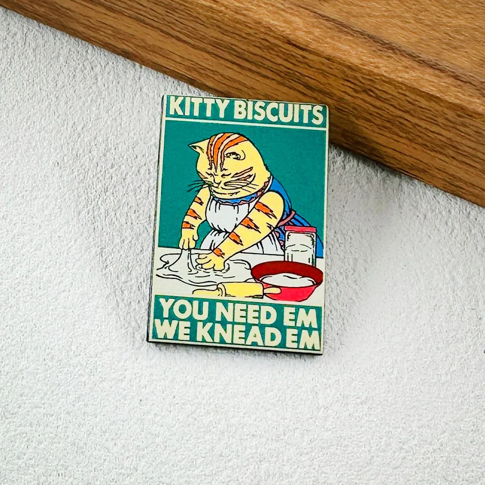 Niedliche Katzenkeks-Emaille-Brosche, Lustige Katzenkoch-Anstecknadel, „You Need Em We Knead Em“ Tier-Abzeichen, Geschenk für Backbegeisterte, Accessoires – Detail 5