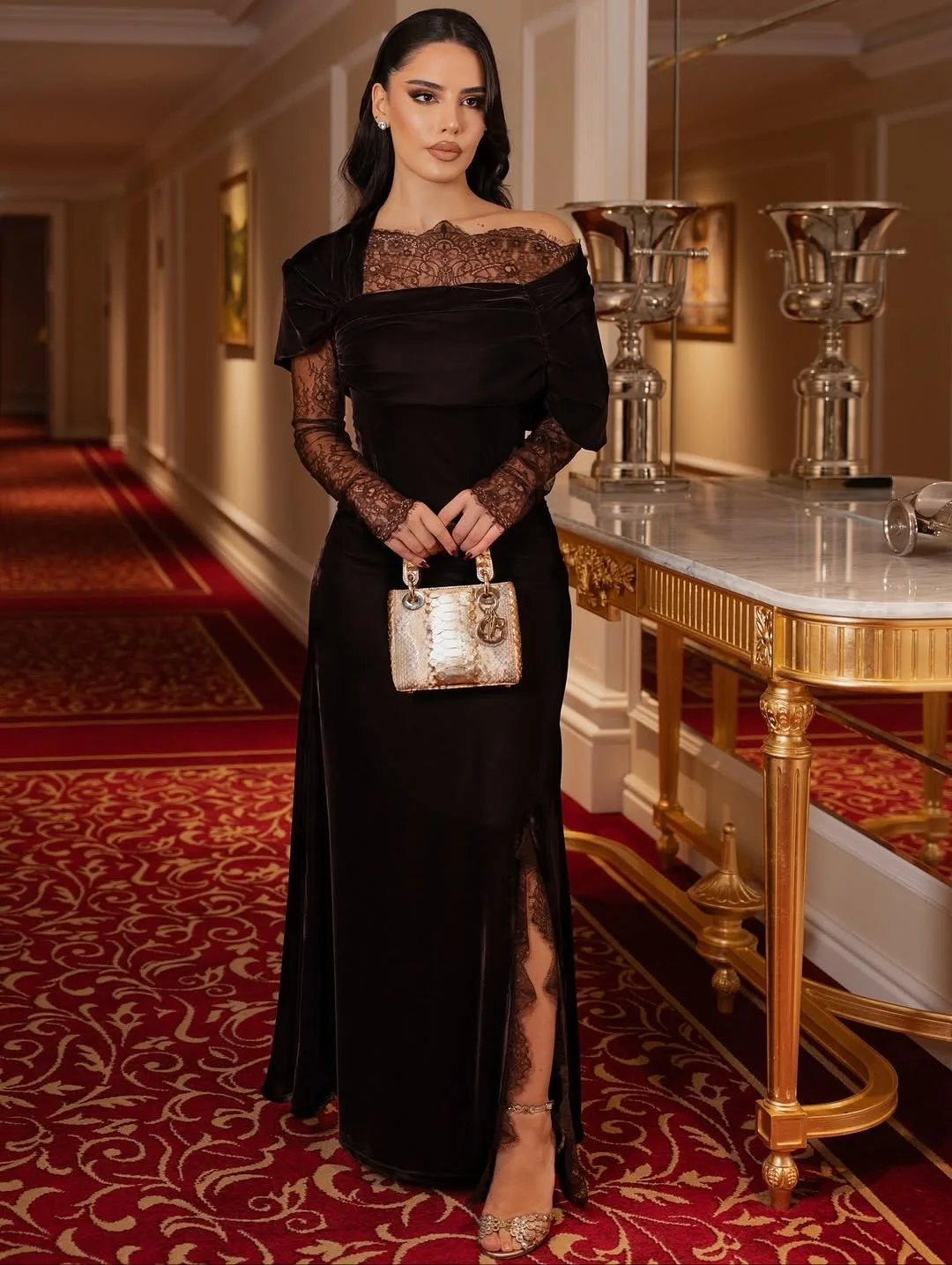 Nuevo diseño único cuello encaje ilusión terciopelo abertura lateral plisado sirena noche graduación vestido de fiesta formal