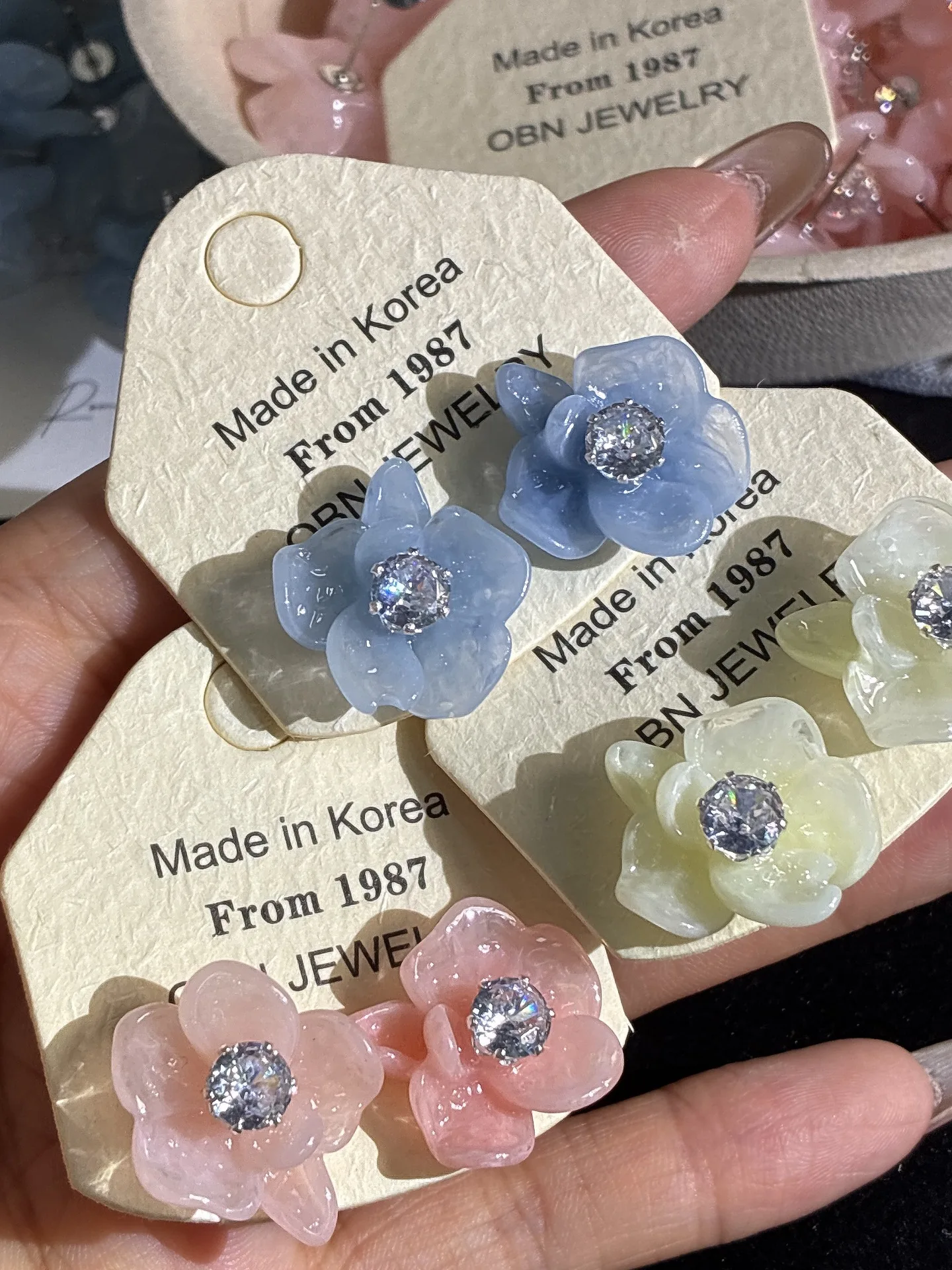 brincos-femininos-elegantes-e-delicados-com-zirconia-em-formato-de-flor-pequenos-modernos-e-versateis-joia-de-design-simples-estilo-2026-nova-chegada