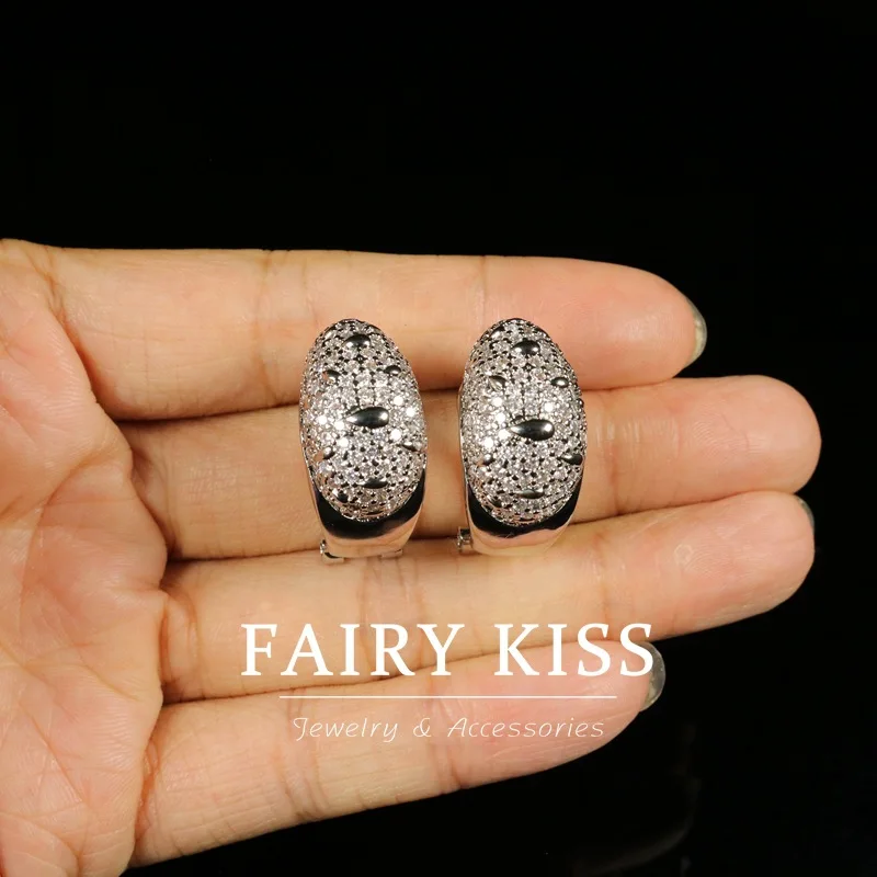 exquisitos-pendientes-de-boton-con-circonitas-brillantes-chapados-en-platino-de-cobre-con-forma-de-c-para-uso-diario-de-fabrica
