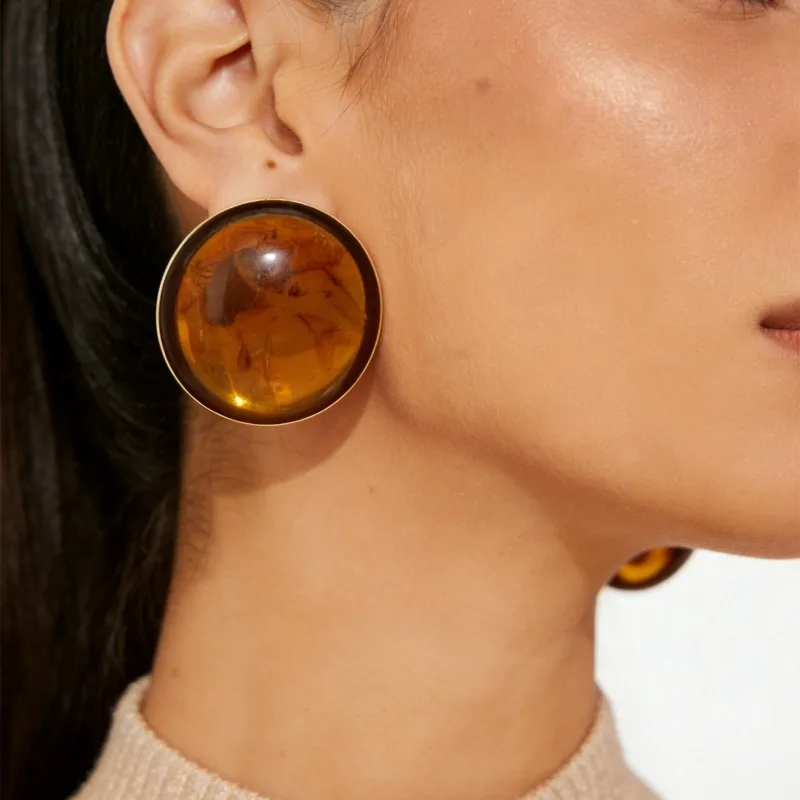 

Vintage gradient resin geometric earrings for women, fashionable and minimalist caramel-colored round ear stud jewelry