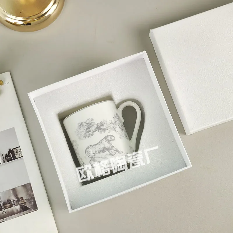 Porcelanowe filiżanki, spodki, miski, łyżki, talerze, zastawa stołowa, czajniki z porcelany kostnej, odpowiednie do domowego obiadu, porannej kawy, popołudniowej herbaty i...