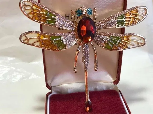 Luxury Brooch Dragonfly Style Sparkling Rhinestones and Gemstones Combination Suitable for Banquets and Parties Suits and Coats.