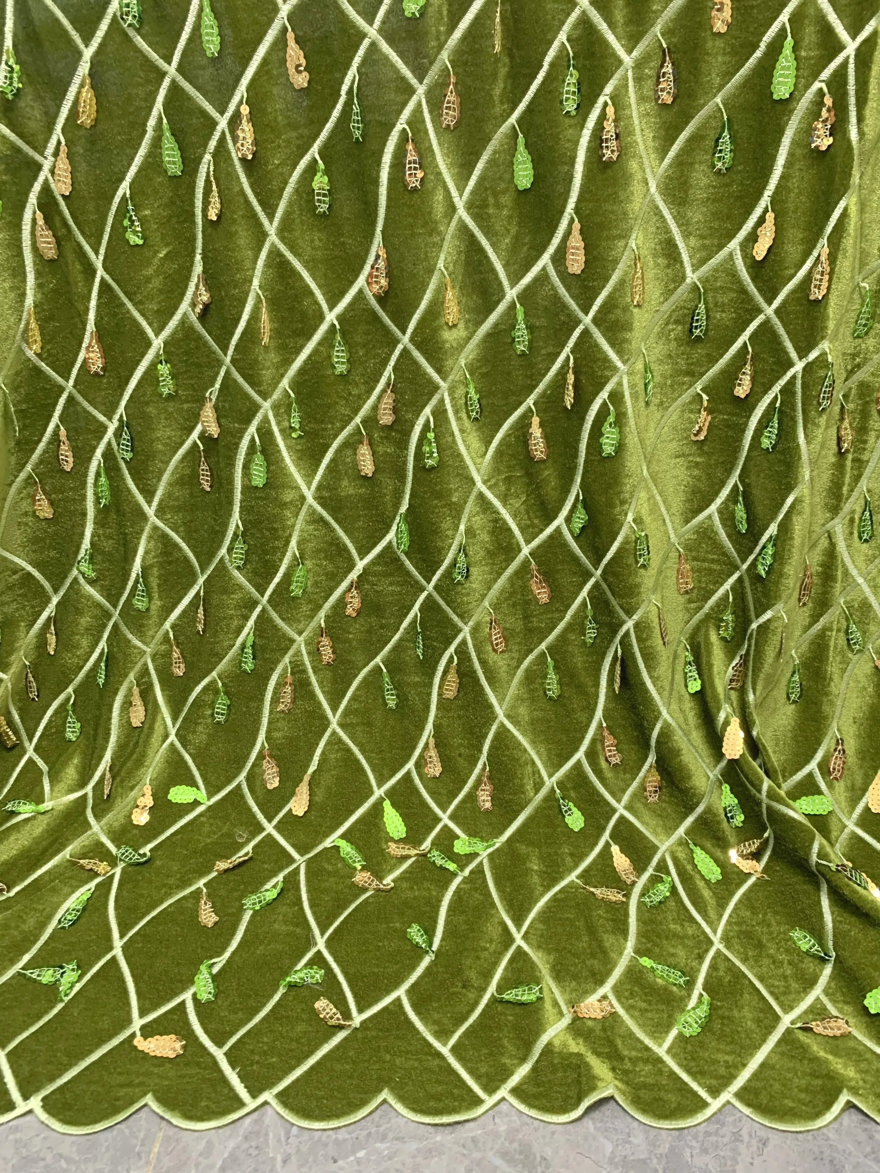 

2025 Newest African Velvet Lace Fabric with Intricate Embroidery Laser Cut Traditional Nigerian Attire Drapes Designs