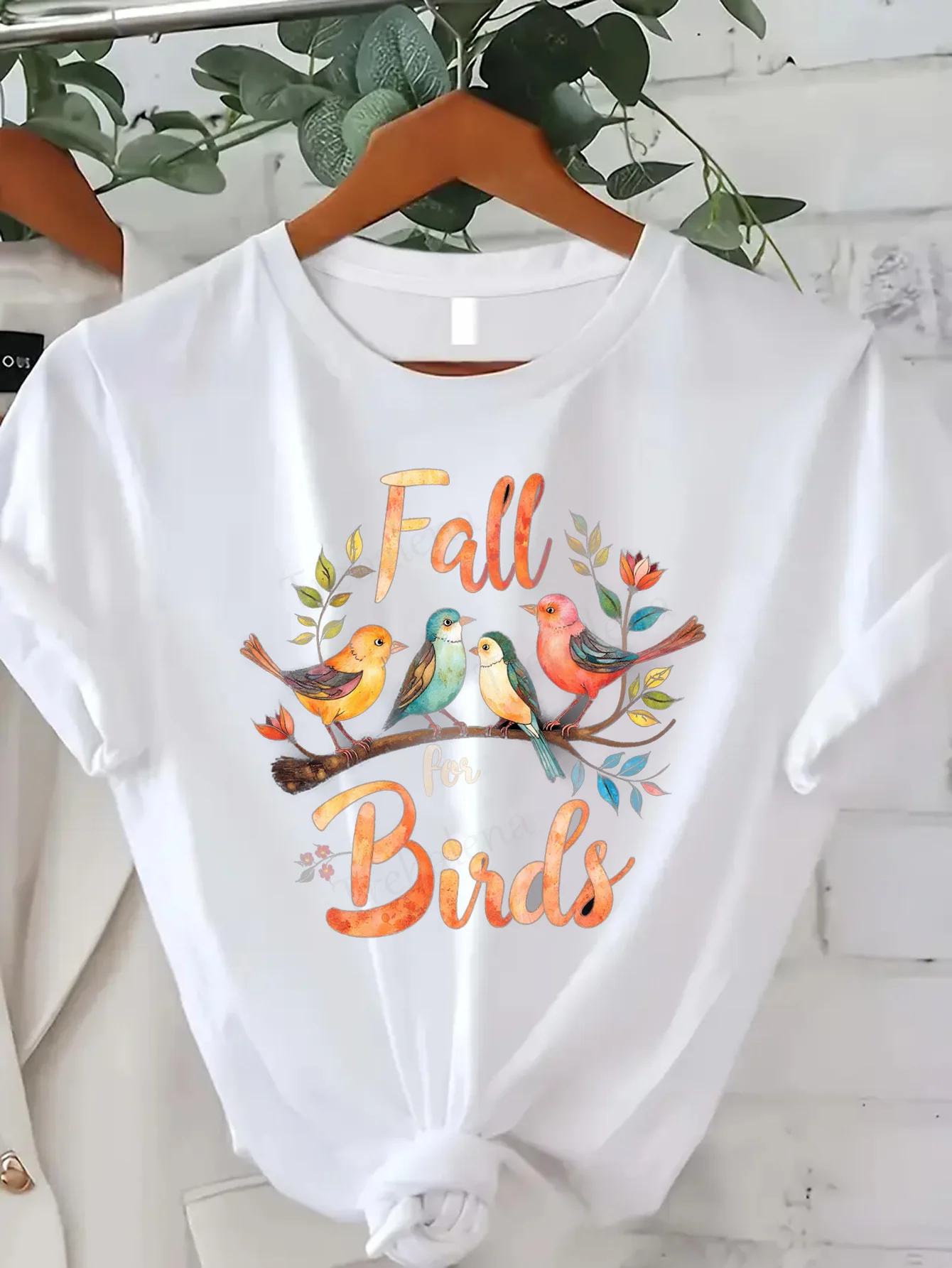 

Удобная женская футболка с принтом «Осенка для птиц: красочная осенняя футболка с принтом птиц»