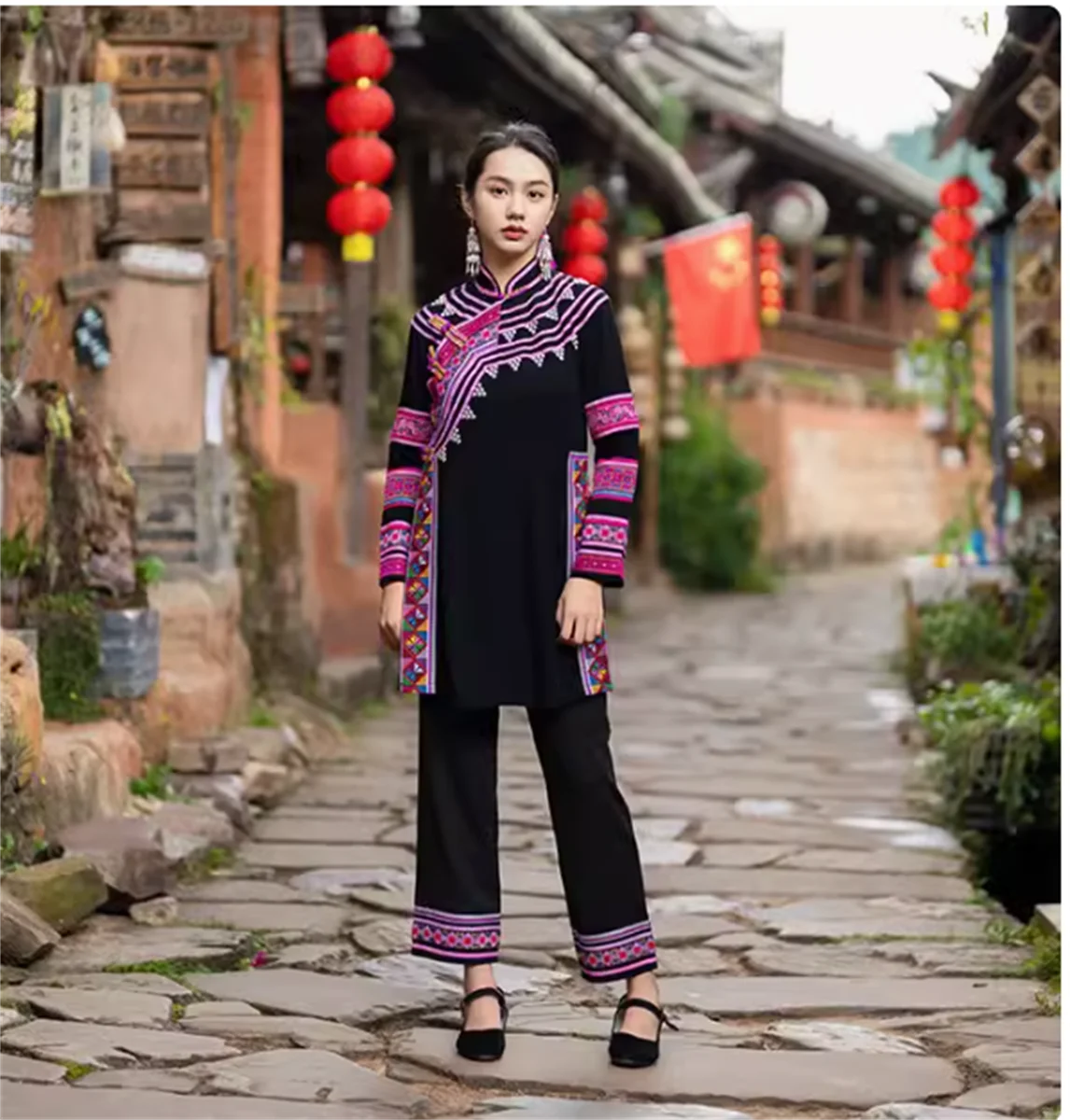 

Yunnan ethnic minority characteristic clothing