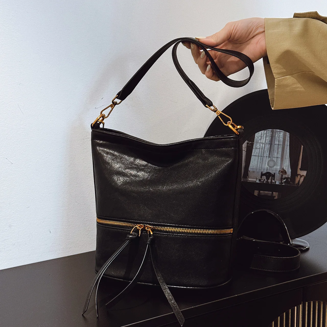 

Новая винтажная женская большая сумка 2025 года, просторная сумка через плечо, повседневная сумка в стиле ведра, вместительная и универсальная ​