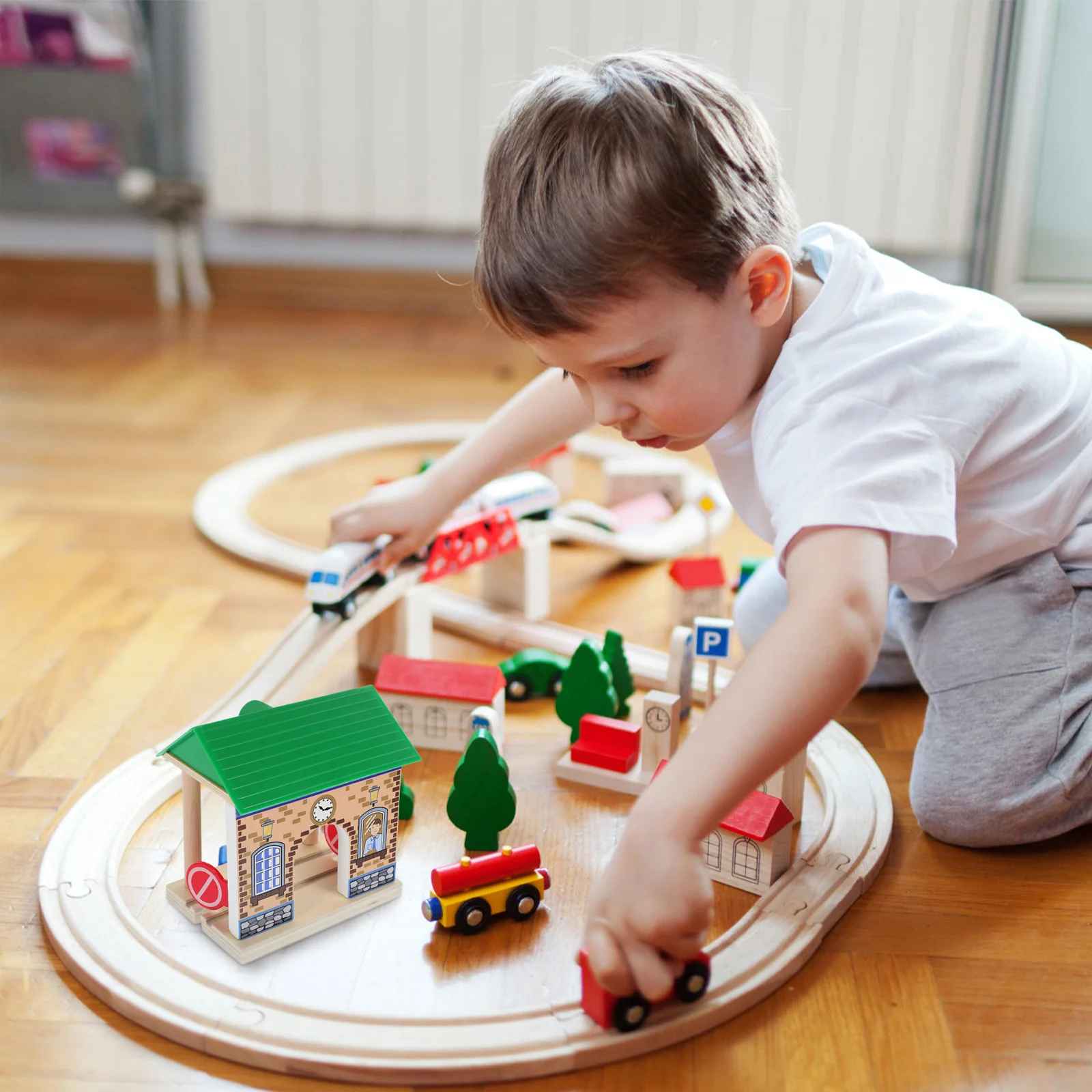 ติดตามรถไฟอุปกรณ์เสริม DIY สถานีตลกรถไฟเล่นไม้สําหรับเด็กจําลอง Pretend Toy Decor