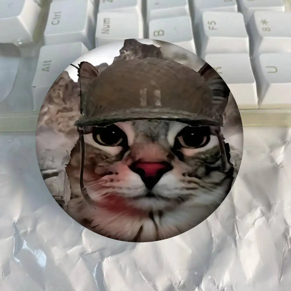 War Cat Thousand Yard Stare Meme Runde Abzeichen Kreative Brosche Kleidung Rucksack Zubehör Anstecknadel
