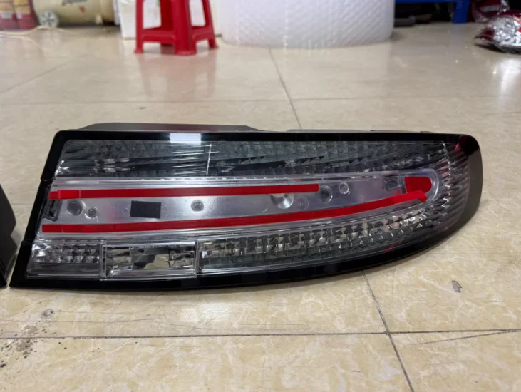 المصنع الأصلي أضواء خلفية LED لأستون مارتن DB9 DBS DB11 V8 فانتاج نماذج أستون-مارتن-فانتاج-طقم الجسم أستون مارتن Dbx