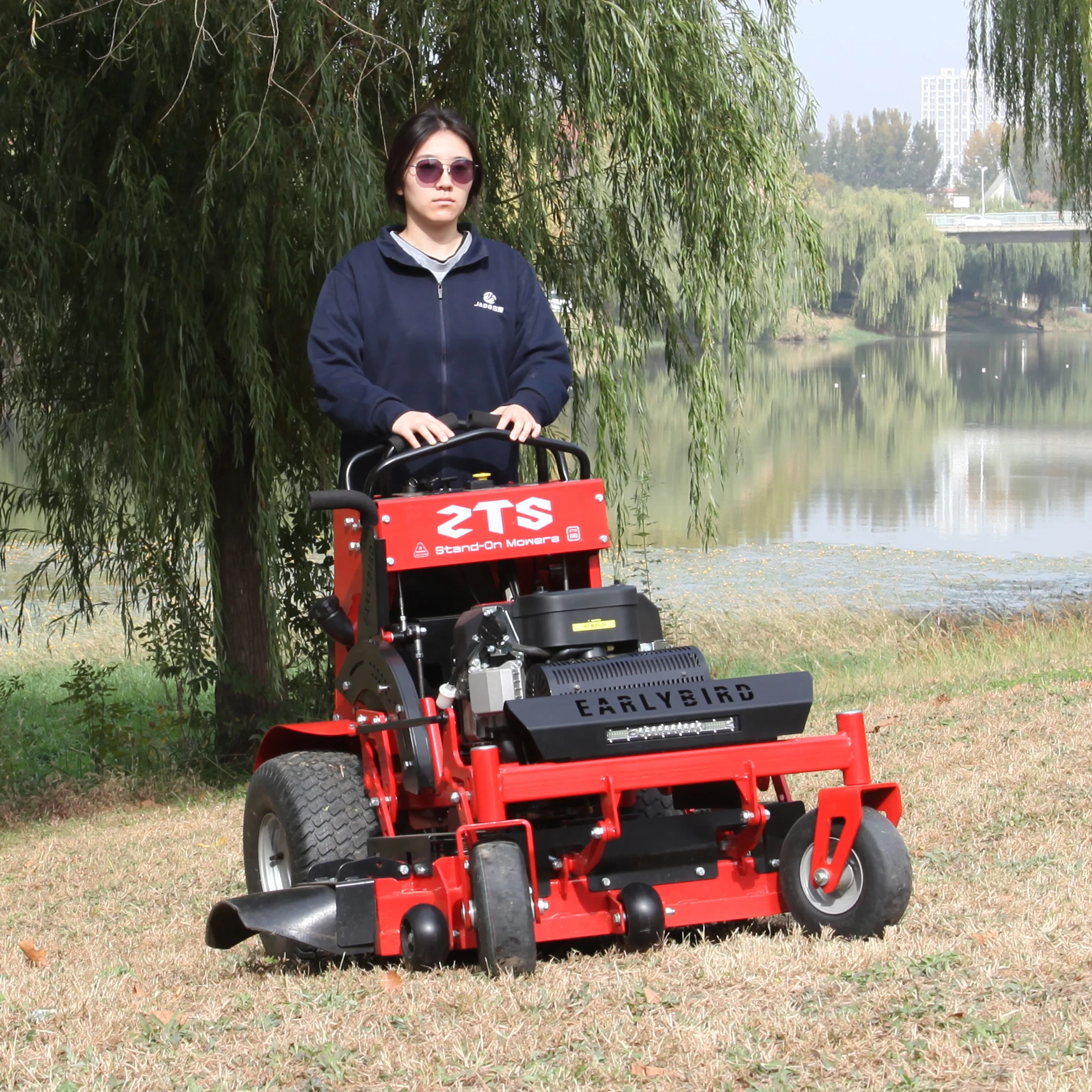 Factory Wholesale Turning Standing Lawn Mower Four-wheel Lawn Trimmer Lawn Mower