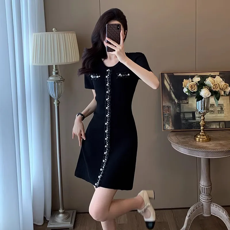 Vestido Negro de Punto Estilo Francés de Verano, Corte Entallado, Diseño de Cintura Ajustada, Manga Corta, Cuello Redondo, Vestido Midi Elegante para Mujeres Delgadas