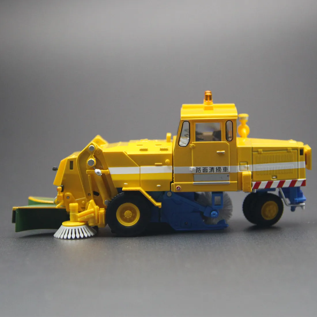 In Stock Original Tomica TLV LV-N370a Tokyu SW2Z2 Road Sweeper Yellow 1/64 Diecast Alloy Car Model Collectible Toy Gift