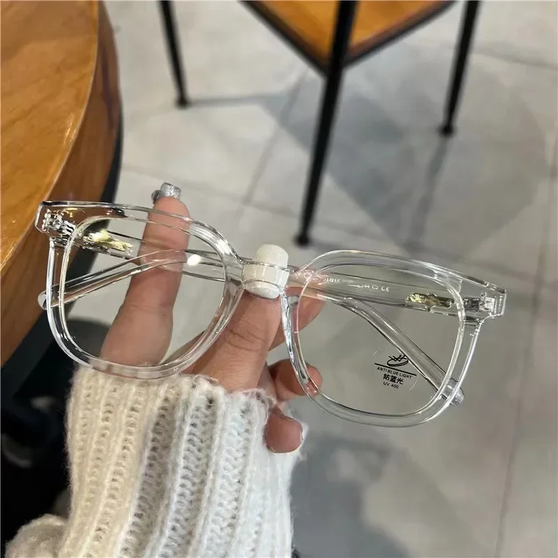 الرجعية الأسود إطار كبير قصر النظر النظارات الاتجاه الإناث مكافحة الضوء الأزرق بالقرب من البصر النظارات البصرية مشهد قصير البصر النظارات