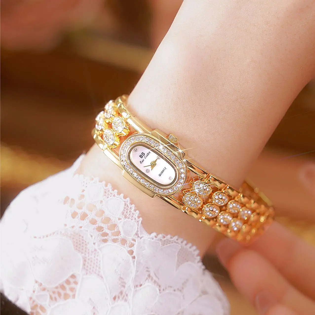 Women\'s Watch Brand Light Luxury Full Diamond Bracelet Watch Fashionable and Elegant Clock Bracelet Watch Reloj V143