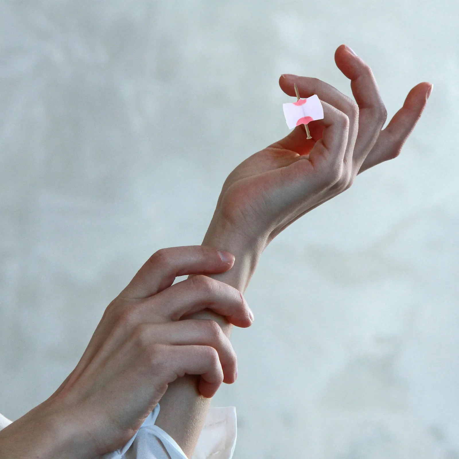 

Реалистичный фальшивый кровавый гвоздь, пронзивший палец, для розыгрышей на Хэллоуин, приколов, страшных шуток, забавных подарков и аксессуаров