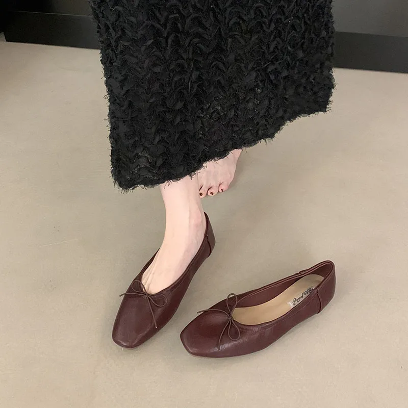 Neu in der Mode: Weiche Damen-Ballerinas mit flachem Absatz, lässige, flache Damenschuhe zum Hineinschlüpfen, mit Schmetterlingsknoten. – Detail 9