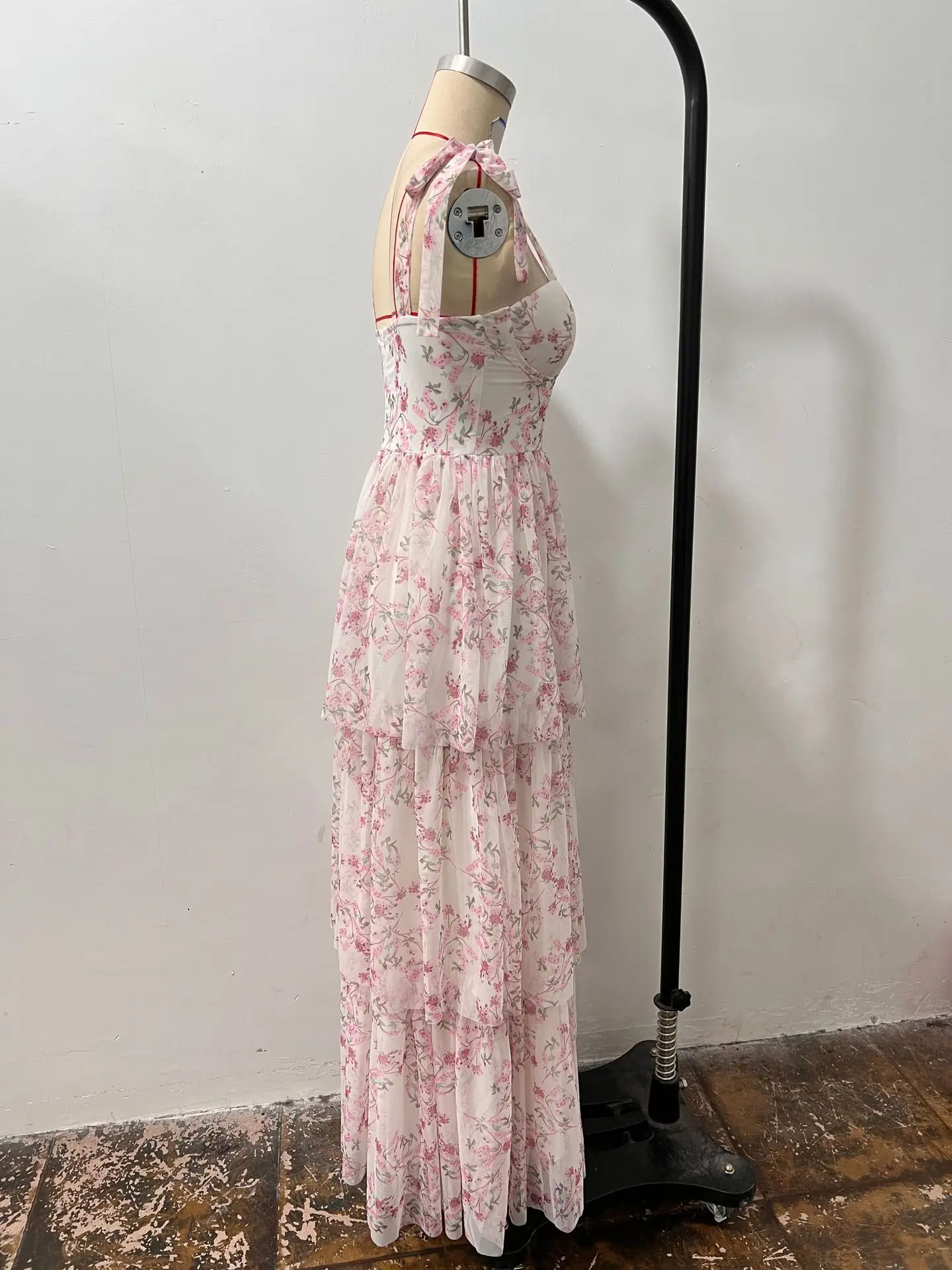 Elegantes, herzförmiges, langes Kleid mit Spaghettiträgern, Blumenmuster und frischem Kuchenmuster in Rosa