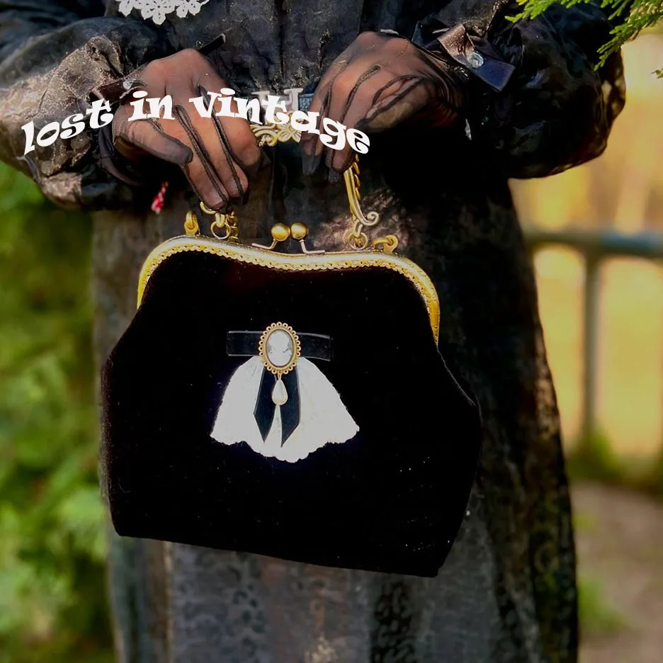 

Lost in Vintage Velvet Kiss Lock AntiqueClutch Metal Frame Bronze Mouth with Jewelry Decorations Brooch Evening Clutch 30x8x20cm