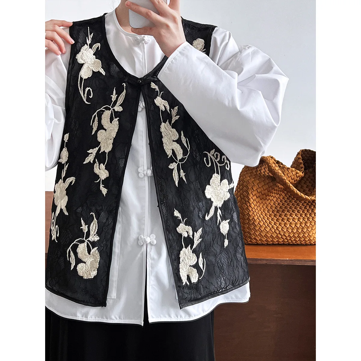 

Women Clothes 2024 Spring Summer New Fashionable Simple Chinese Style Flower Embroidery Vest Sleeveless Cardigan Woman