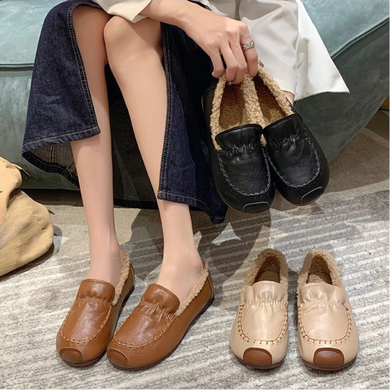 Okrągłe palce damskie Casual Female Sneakers White Leather Shoes Slip-on Loafers Fur Soft Moccasin Slip on New Winter Leisure Basic