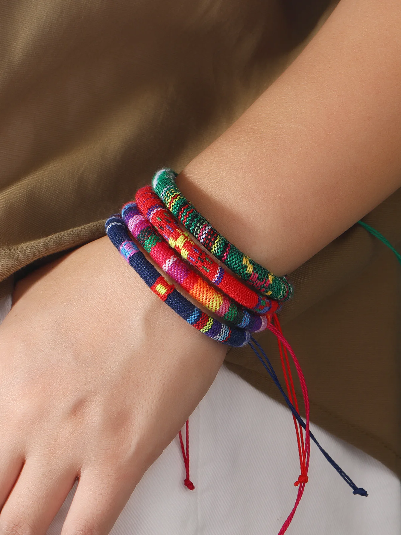 12-teiliges Set an Armbändern im Boho-Stil für Männer und Frauen, geflochten, für den Sommer, handgefertigt, als Festival-Schmuck und Accessoires. – Detail 16