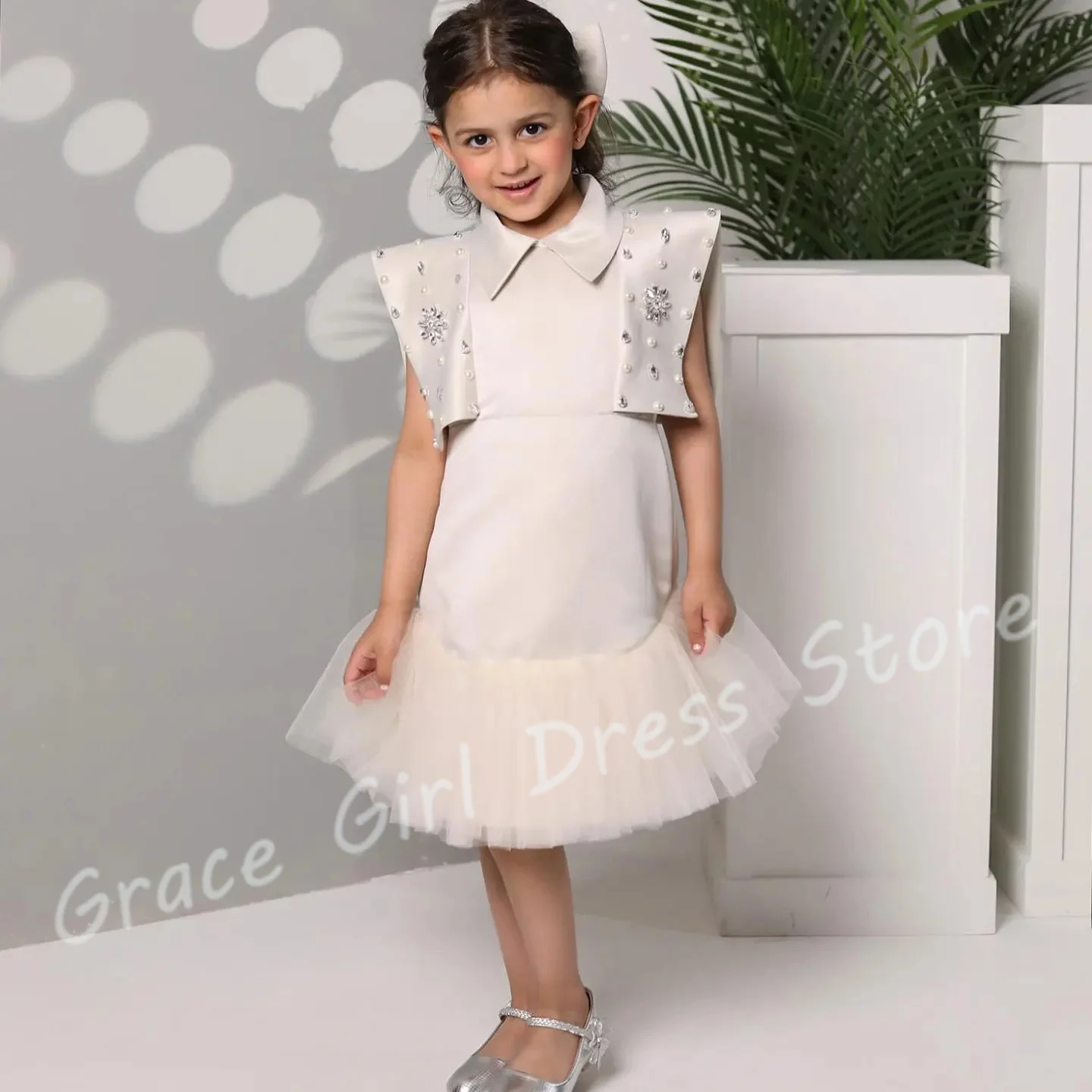 

Индивидуальные платья цвета слоновой кости для девочек-цветочниц на свадьбу с высоким воротником и кристаллами длиной до колена, атласное элегантное платье для маленькой девочки на день рождения