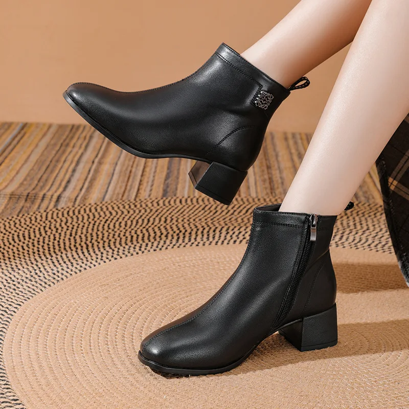 

Women's shoes autumn and winter genuine leather women's short boots simple and fashionable leather shoes for women