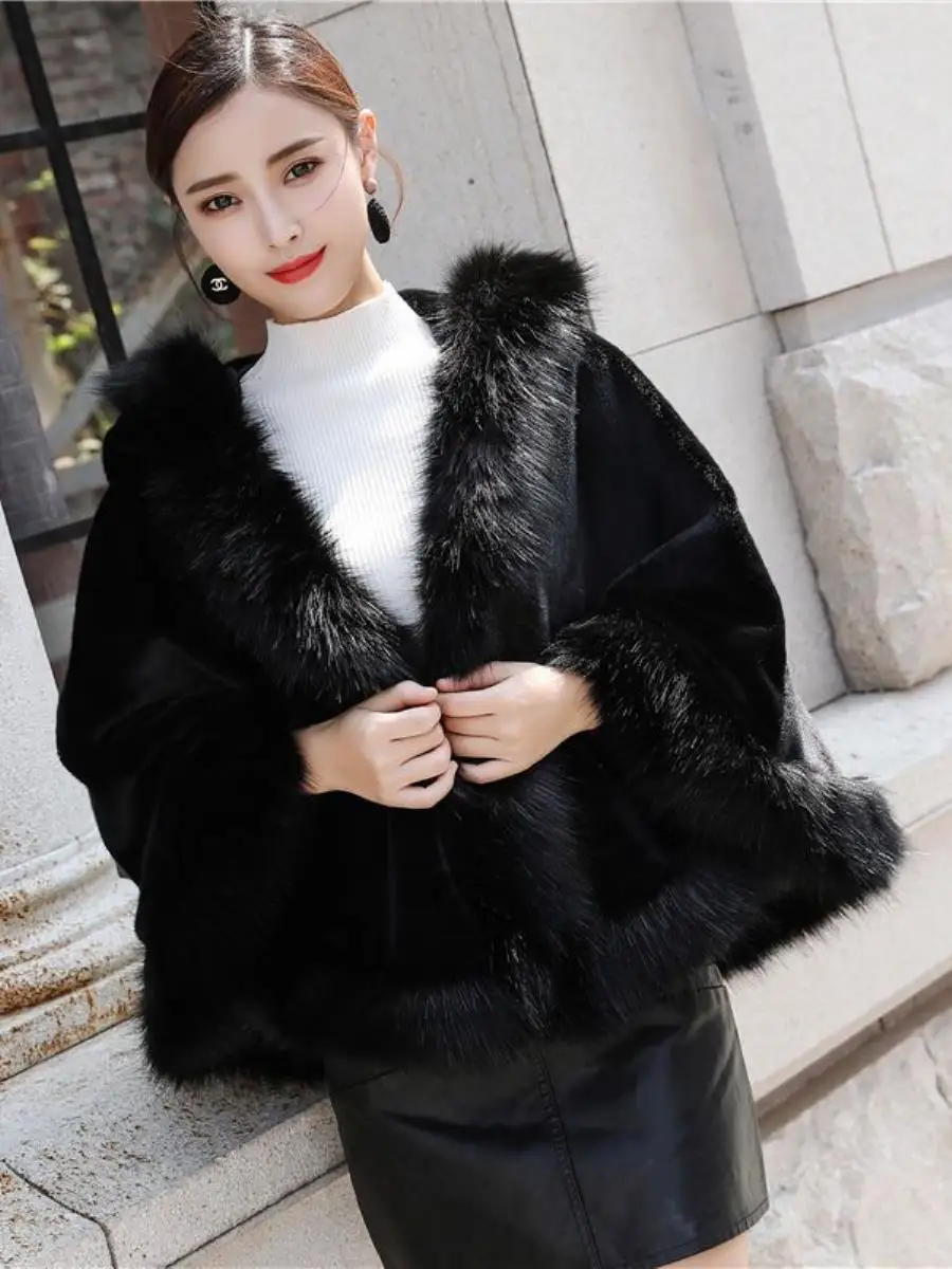 เสื้อคลุมขนเฟอร์เทียมสำหรับผู้หญิง สไตล์อินเทรนด์สำหรับฤดูใบไม้ร่วงและฤดูหนาว ทรงคลุมไหล่ กระชับรูปร่าง ให้ความอบอุ่น แฟชั่นทันสมัย ไซส์ฟรี ทรงไม่สมมาตร