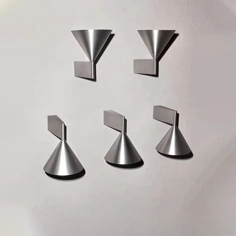 โคมไฟติดผนังข้างเตียงแบบมินิมอล โคมไฟทรงกรวยเรขาคณิตดีไซน์เรียบหรู โคมไฟติดผนังทางเดินระดับไฮเอนด์