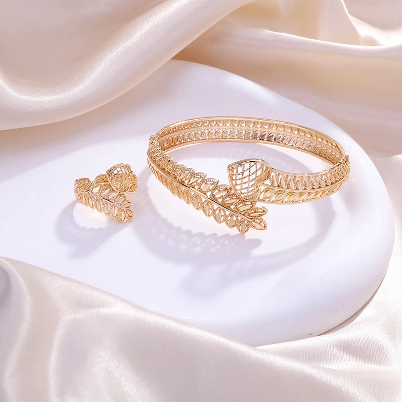 

Delicate and generous heart-shaped cutout ladies gold buckle bracelet and adjustable ring set