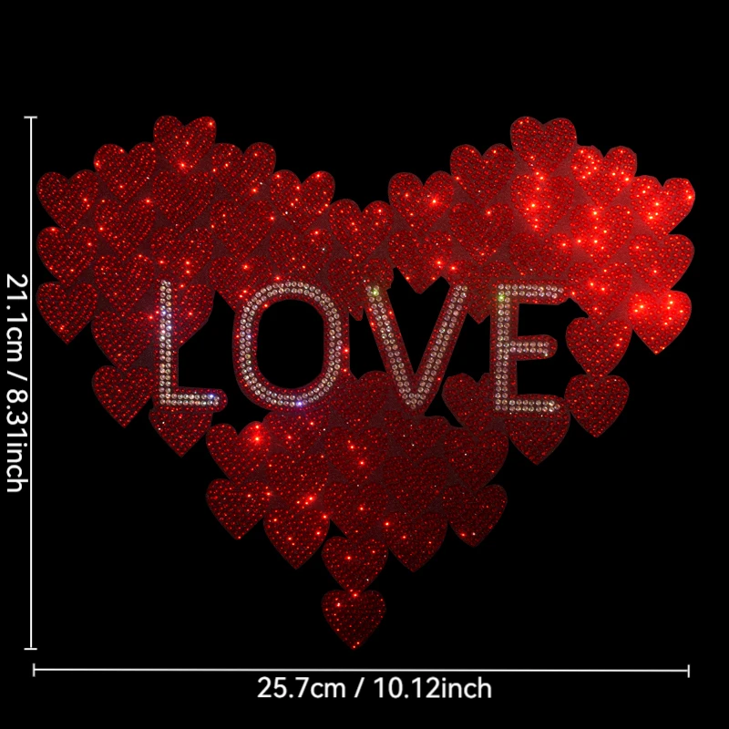 

Глажка большой ткани своими руками с бриллиантами, сердечками и блестками любви на джинсовых футболках и куртках в качестве аксессуаров для одежды.