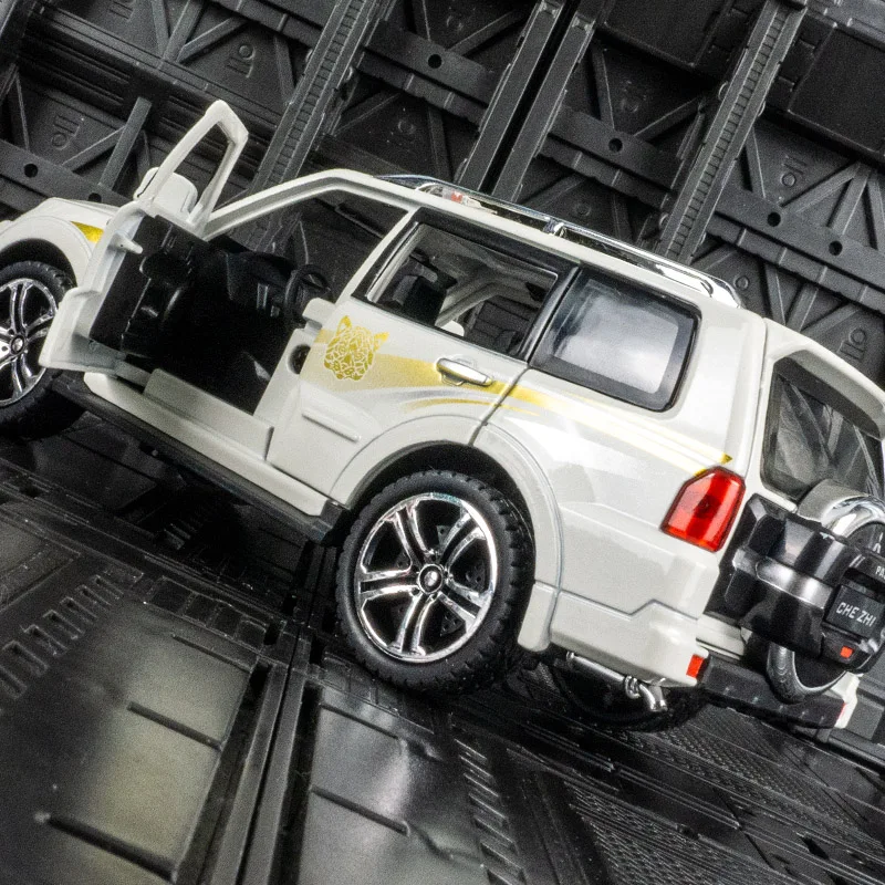 1:32 Mitsubishi Pajero Bobcat modello di veicolo fuoristrada in lega acusto-ottico tirare indietro giocattolo per ragazzo dettagli ricchi, pregevole fattura