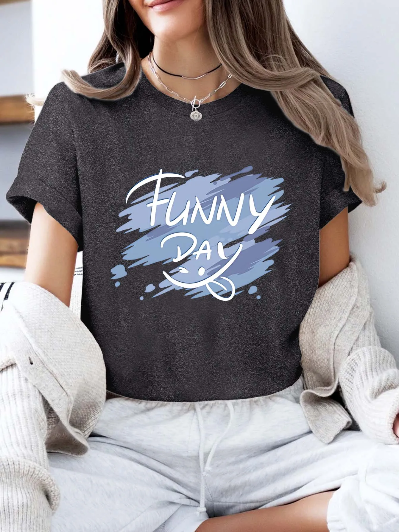 Plus - Size Short Sleeve T - Shirt Women's Clothing: “วันตลก” กราฟิก Brush stroke อินเทรนด์