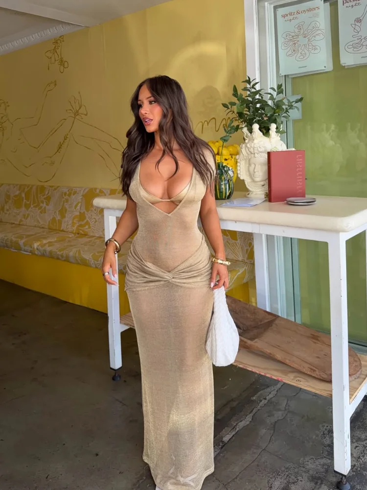 

Сексуальный комплект из 3 предметов: атласное бикини, шикарный укороченный топ без рукавов на шнуровке и слинг-жилет. Модный летний пляжный комплект для женщин 2026 года.