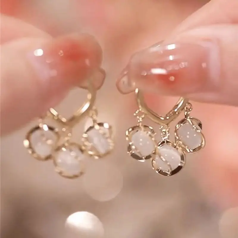 The new fashion Cat's eye stone earrings small exquisite earrings temperament