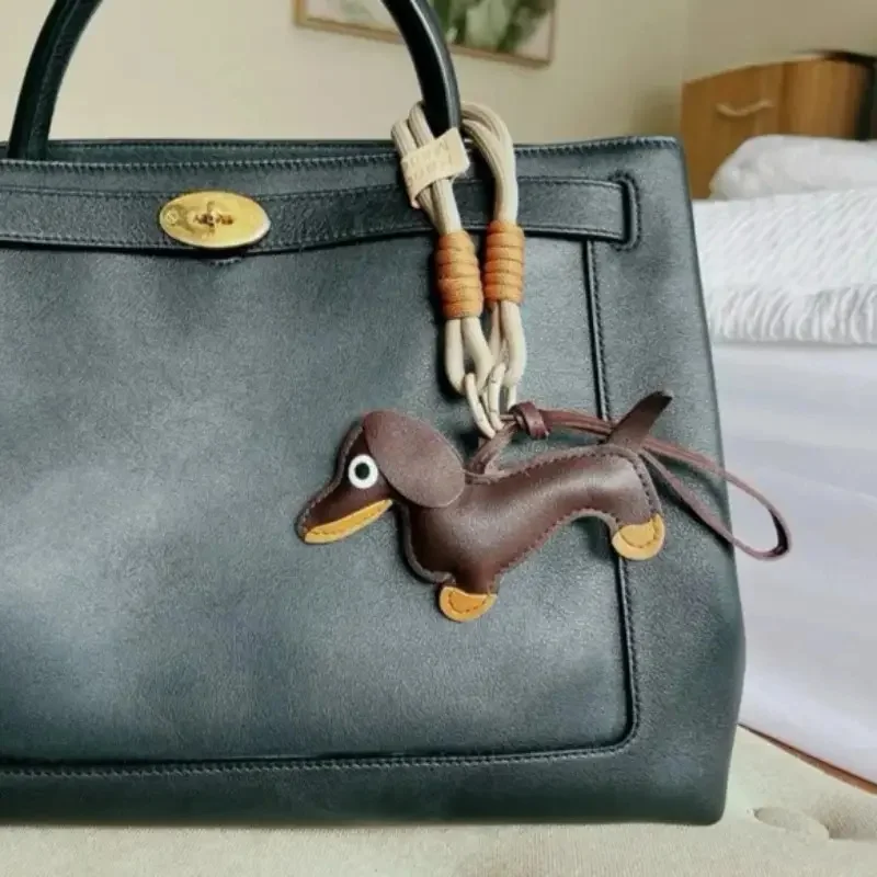 Dachshund Keychain, PU Leather Dog Keyring with Strap - 2-in-1 Phone Grip & Key Organizer, Cute Gift for Pet Lovers, Women.