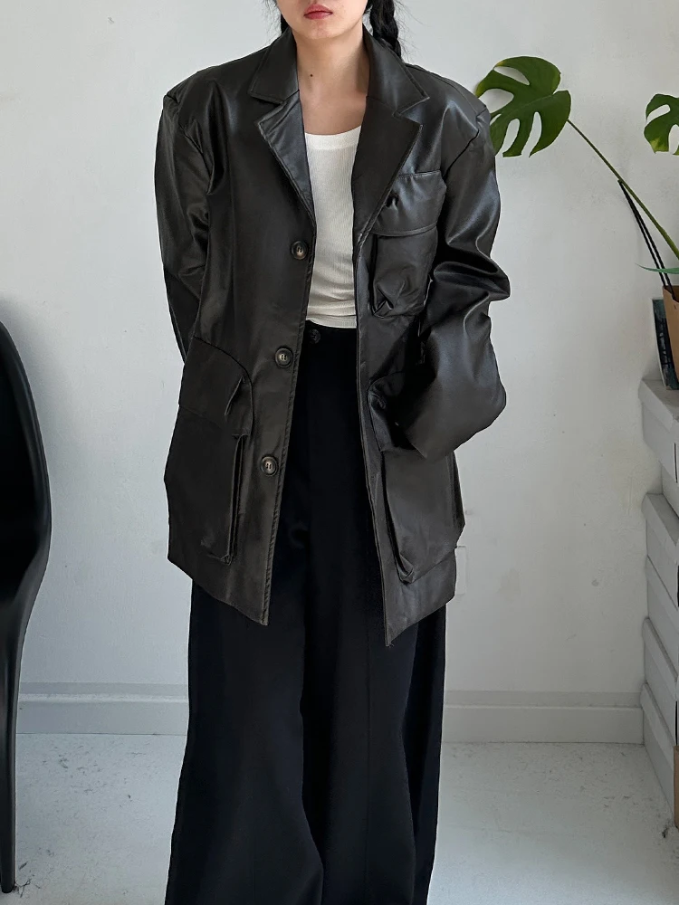 Manteau décontracté en cuir marron foncé avec épaulettes, coupe ample, sensation haut de gamme, tendance