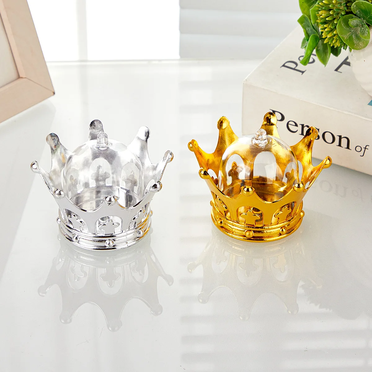 

30 шт. золотых многоразовых коробочек для конфет в форме короны с купольными крышками - пластиковые контейнеры для праздничных угощений в стиле принцесс, подходят для свадеб, детских праздников