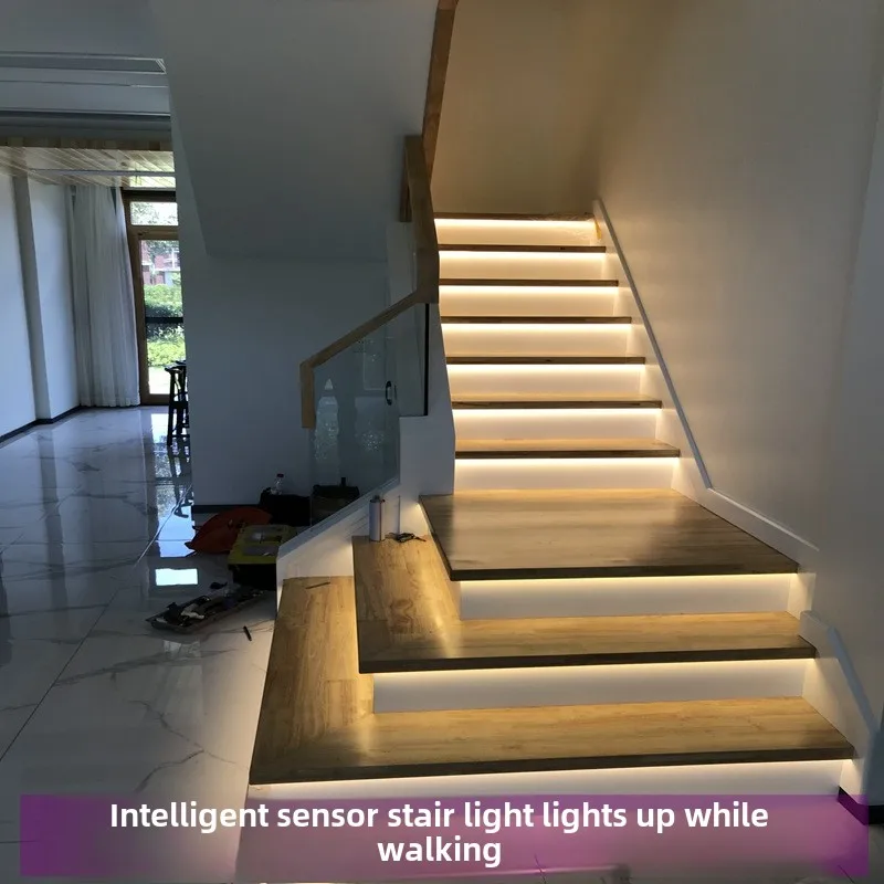 Luz de paso de inducción para escalera de celebridades de Internet, luz de paso con agua inteligente, escalera de caballo corriendo, wir gratuito