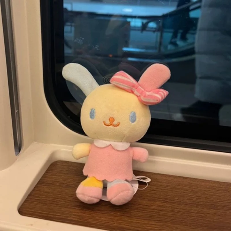 Pluszak Sanrio Usahana z kokardą, różowa spódniczka, breloczek, zawieszka do plecaka, torby do pracy, etui na telefon, ozdoba na klucze, prezent