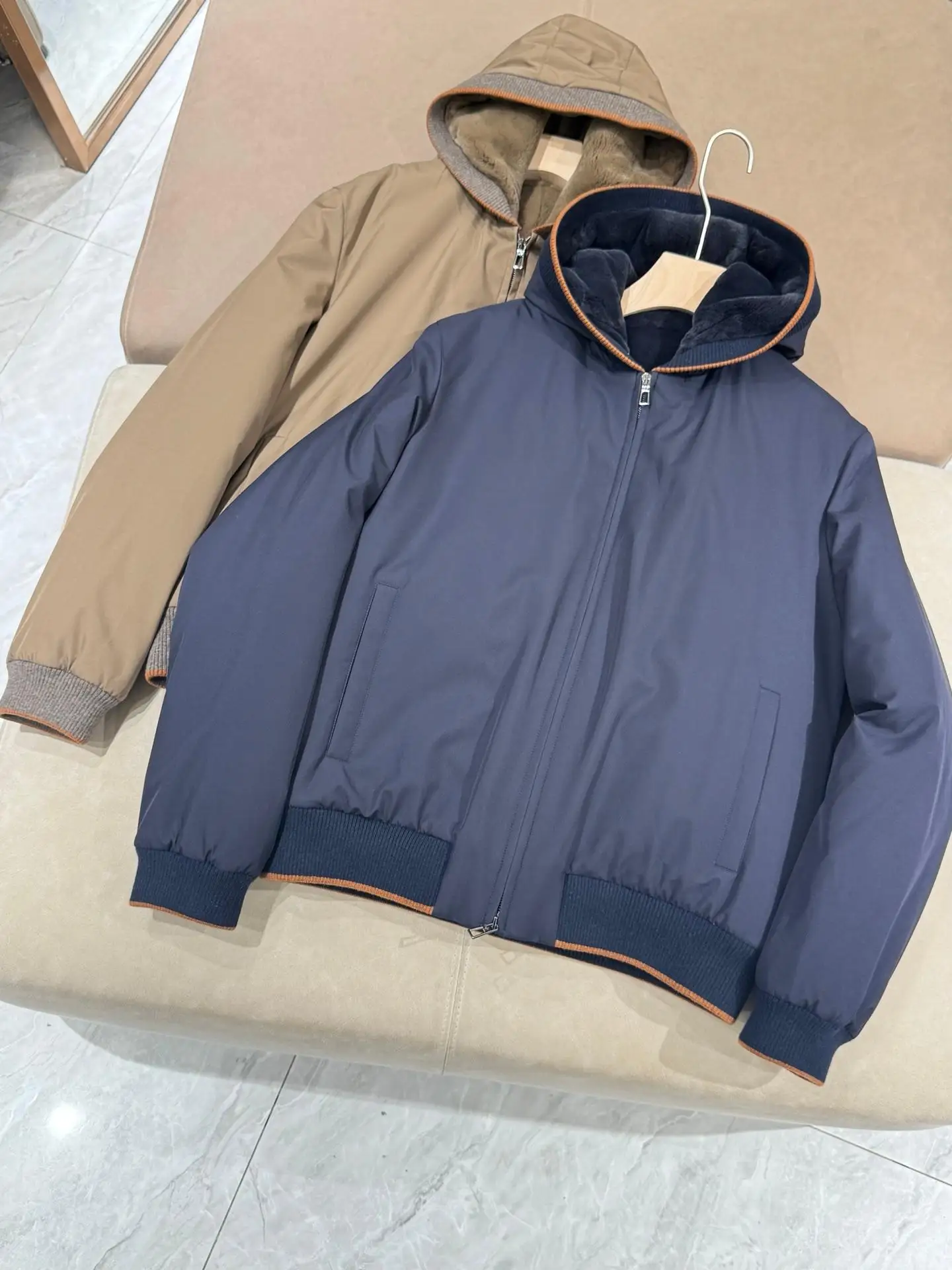 

Роскошная свободная высококачественная теплая куртка из кроличьего меха с капюшоном